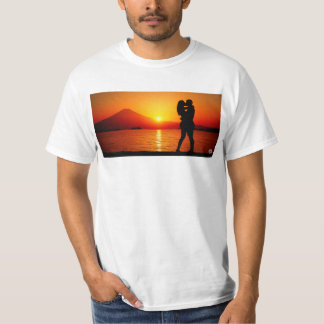 T-SHIRT 夕焼けの富士山と湖の畔で抱き合うカップル