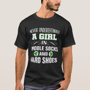 T-shirt 01 Une Fille En Chaussettes Poodle Et Chaussures D