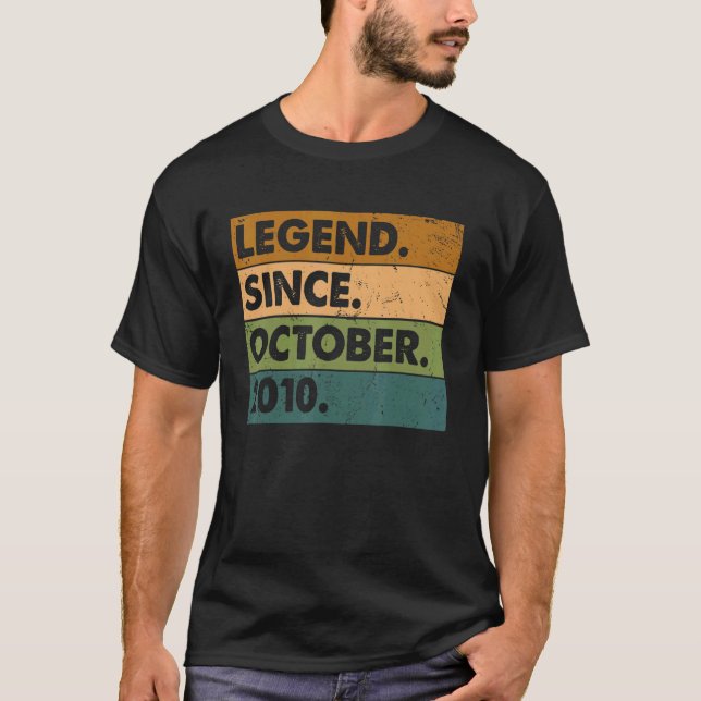 T-shirt 12e anniversaire Légende depuis octobre 2010 12 an (Devant)