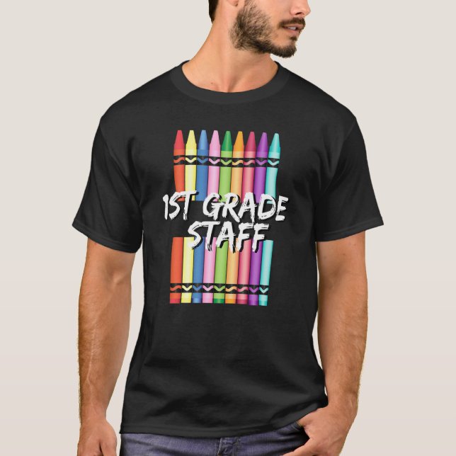 T-shirt 1st First Grade Staff Crayons (Devant)