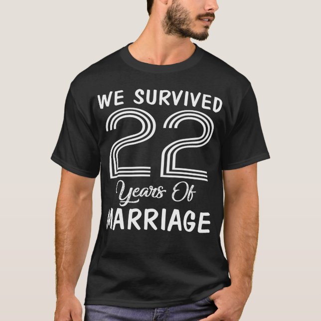 T-shirt 22e anniversaire. Nous Avons Survécu À 22 Ans De M (Devant)