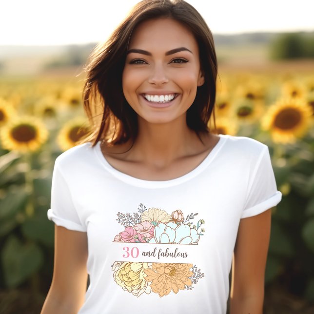T-shirt 30 et fabuleux Floral Pastel Texte 30e Anniversair (30 and Fabulous Floral Pastel Text 30th Birthday T-Shirt)