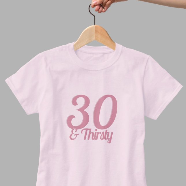 T-shirt 30 et soif Drôle rose 30e Anniversaire Slogan (Happy 30th Birthday! Have a drink! Here's a fun shirt to wear on your birthday. )