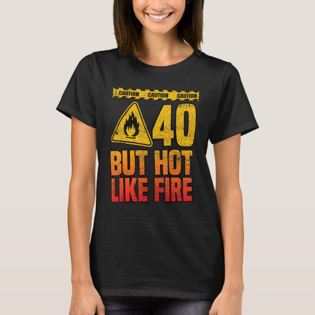 T-shirt 40e anniversaire. 40 Ans Mais Comme Un Feu Chaud.  (Devant)