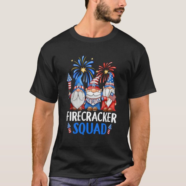T-shirt 4th Of July Gnomes Lighting Fireworks Firecracker  (Devant)