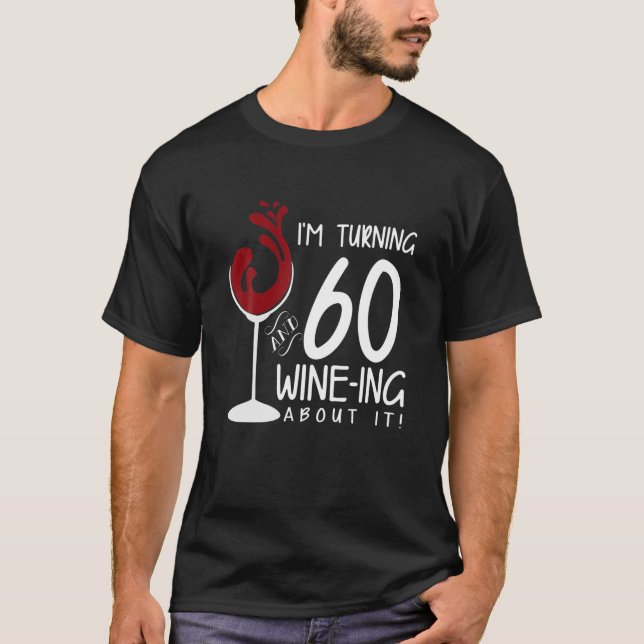 T-shirt 60E Anniversaire À 60 Ans Et Vin En Eng Amusant (Devant)