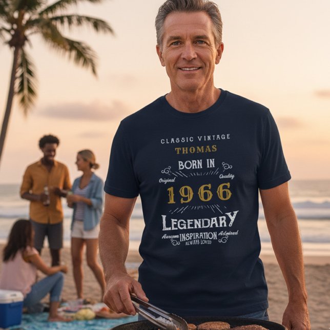 T-shirt 60e anniversaire Ajoutez votre nom Né 1966 Légenda (1966 T-shirt worn by a man at a BBQ.)