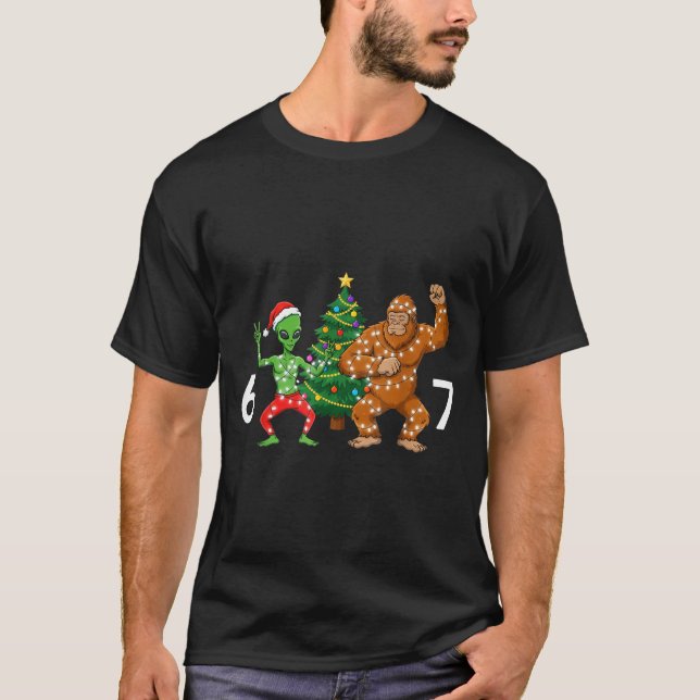 T-shirt 6 7 Meme Christmas Alien Sasquatch Six Seven Fun  (Devant)
