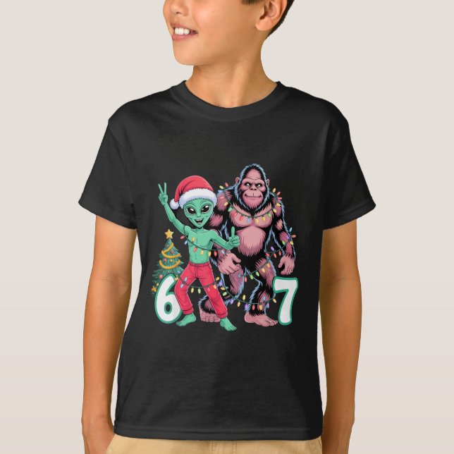 T-shirt 6 7 Meme Christmas Alien Sasquatch Six Seven Fun  (Devant)
