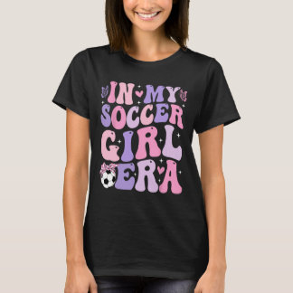 T-shirt À l'ère de ma fille footballeuse Rétro Groovy Fill