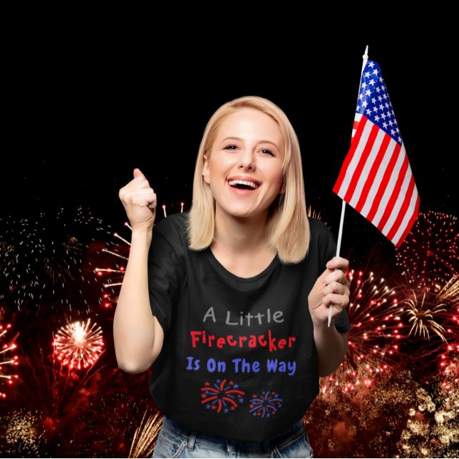 T-shirt A Little Firecracker (Créateur téléchargé)