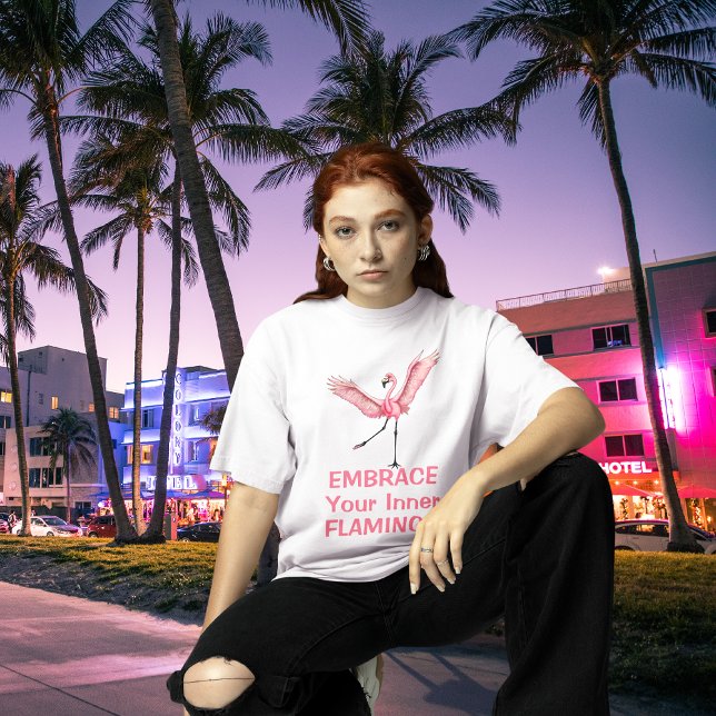 T-shirt Acceptez votre Flamant rose intérieur drôle (cool looking young woman wearing embrace your inner flamingo tee on neon lit Miami Florida streets)
