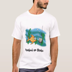 T-shirt Accroché sur la chemise de livres
