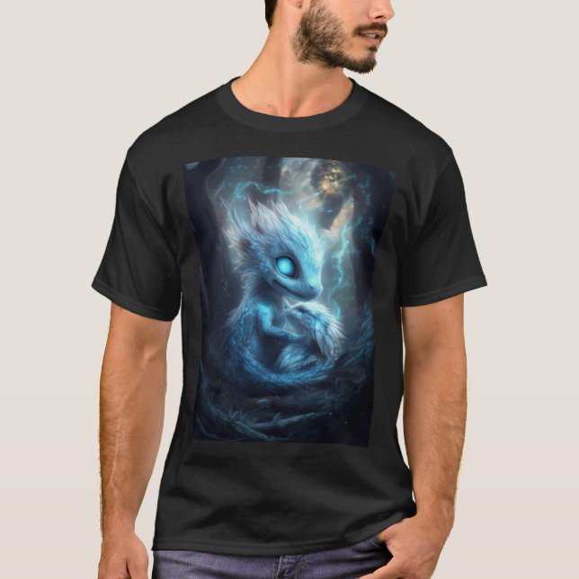 T-shirt Adorable Bébé Dragon dans une Forêt Enchantée (Devant)