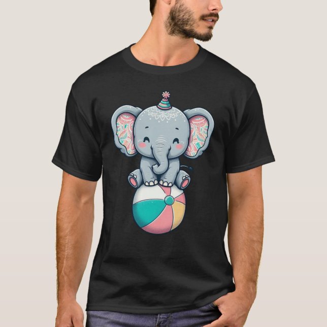 T-shirt Adorable éléphant de cirque sur un Beach Ball (Devant)