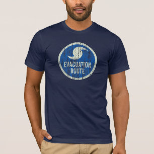 T-shirt affligé de signe d'itinéraire d'évacuation
