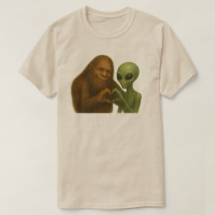 T-shirt Alien & Bigfoot dans les couples amoureux   Crypti