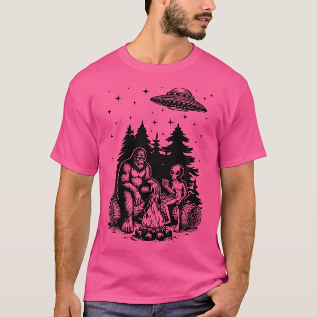 T-shirt Alien Et Bigfoot Campfire Sasquatch Ufo Pour Outdo (Devant)