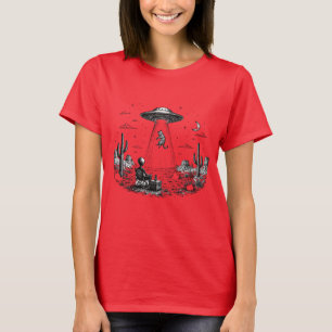 T-shirt Alien regardant une soucoupe volante enlever un ch