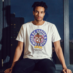 T-shirt Alimenté par Café & Chaos Drôle Humour Tee