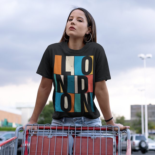 T-shirt Angleterre Londres (Women playing with a cart on parking lot.)