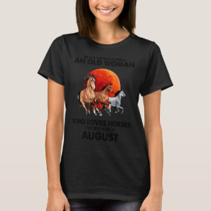 T-shirt Août Ne Sous-Estime Jamais Une Vieille Femme Qui A