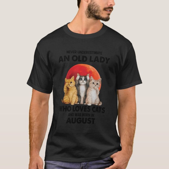 T-shirt Août Ne Sous-Estime Jamais Une Vielle Dame Qui Aim (Devant)