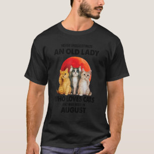 T-shirt Août Ne Sous-Estime Jamais Une Vielle Dame Qui Aim