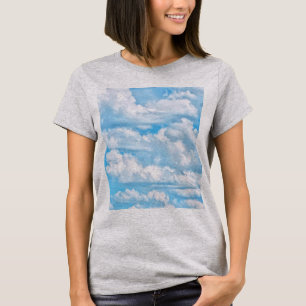 T-shirt Arrière - plan bleu-clair de ciel de nuages