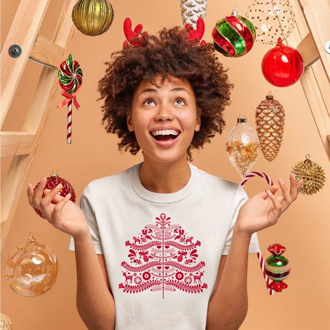 T-shirt Art populaire scandinave rouge Arbre de Noël nordi (Créateur téléchargé)