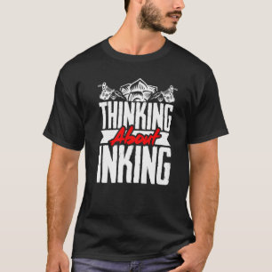 T-shirt Artiste Du Tatouage Qui Pense À L'Encre