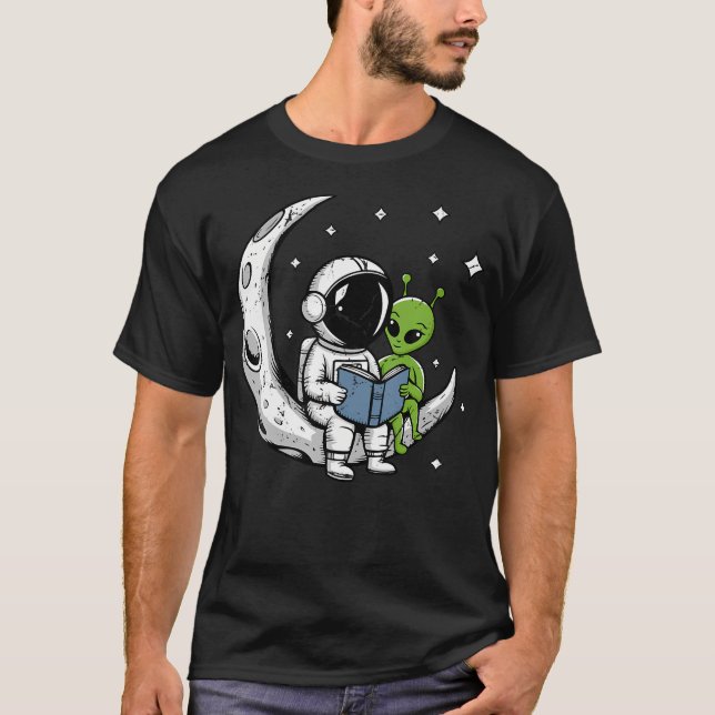 T-shirt Astronaut Reading Book To Alien Moon Space Astrono (Devant)