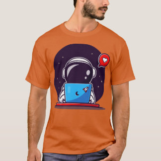 T-shirt Astronaute Mignon Utilisant Un Ordinateur Portable
