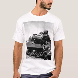 T-shirt Atoll de Kwajalein.  Pfc. N.E. Carling se tient à