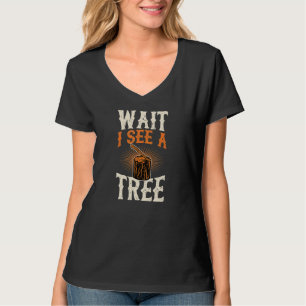 T-shirt Attendez, je vois une souche d'arbre avec une hach
