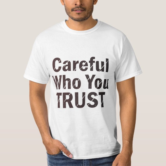 T-shirt "Attention à qui vous faites confiance" cite un t- (Devant)