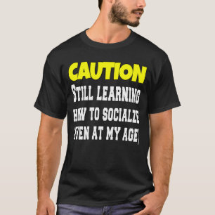 T-shirt Attention Apprendre Encore À Socialiser Drôle