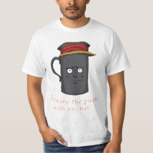 T-shirt attention au pirate avec le casquette en paille