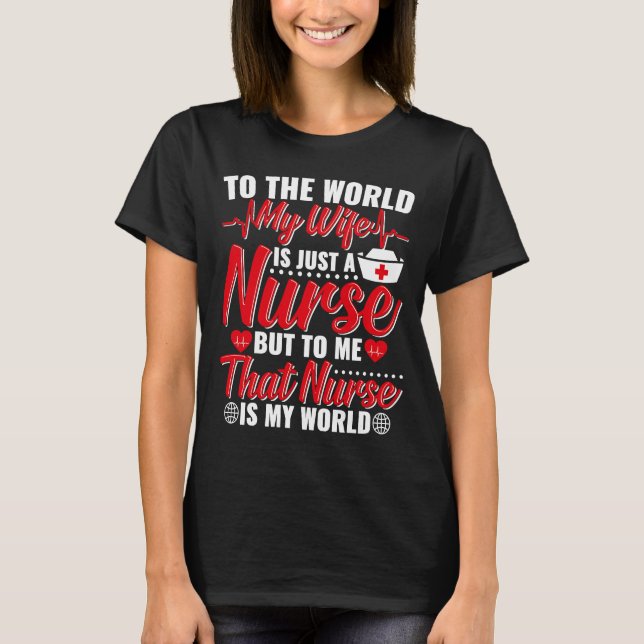 T-shirt Au monde Ma femme est une infirmière mais pour moi (Devant)
