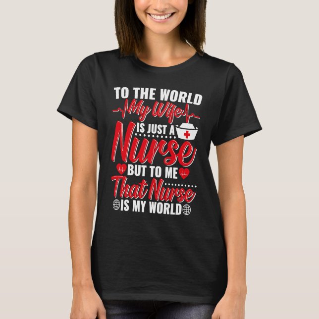 T-shirt Au monde Ma femme est une infirmière mais pour moi (Devant)
