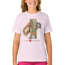 T-shirt avec une fille et une chèvre qui regardent