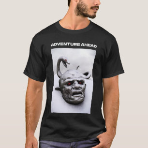 T-shirt Aventure en avant. Sculpture de serpent au-dessus 