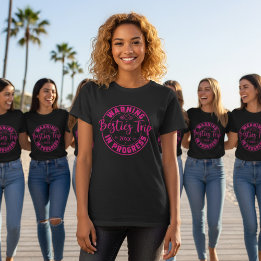 T-shirt Avertissement Besties Voyage en cours Magenta sur
