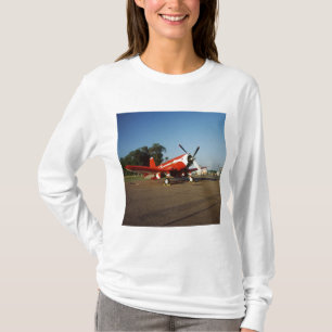 T-shirt avion F2G-1D Super Corsair lors d'un spectacle aér