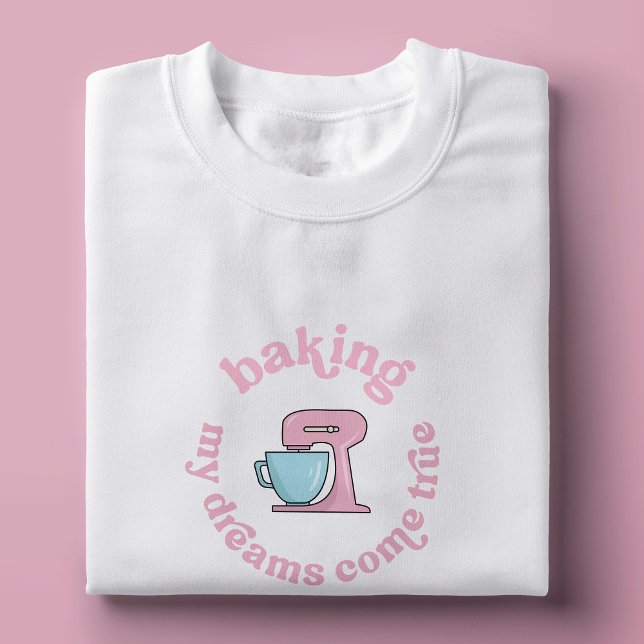 T-shirt Baking My Dreams Come True Pink Cake Baker Drôle (Cute girly pink cake baker t-shirt design in pink and white with retro fonts and mixer illustration)