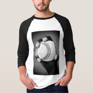 T-shirt baseball en main