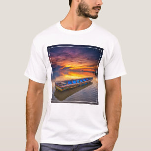 T-shirt Bateau de pêche à la plage du lever de soleil  