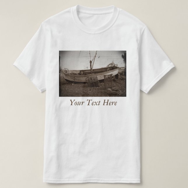 T-shirt bateau sur la plage de galets pots de homard photo (Design devant)