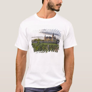 T-shirt Bâtiment de cave à vin vu depuis le vignoble à