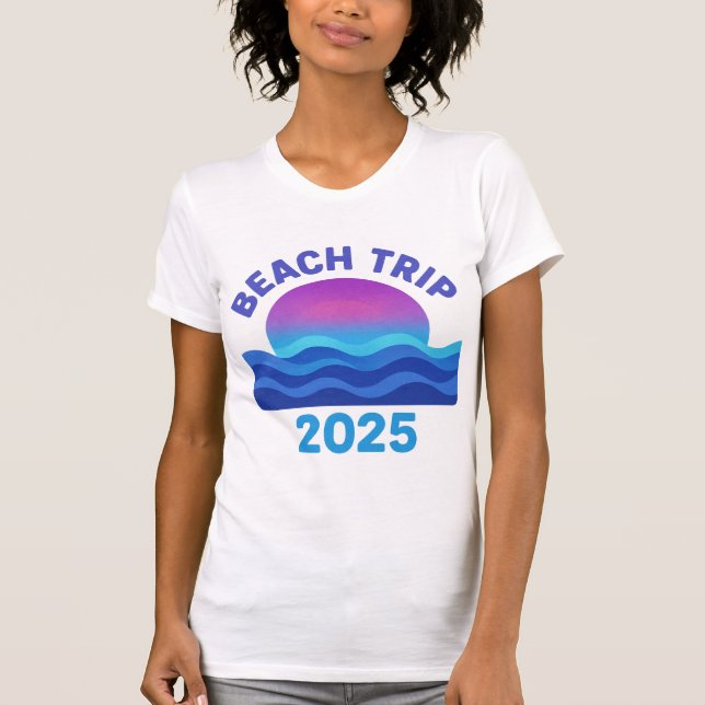 T-shirt Beach Trip 2025 - Retro Sunset & Waves Design (Devant)